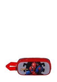 Trousse à crayons rouge zippée avec un graphique de Spider-Man sur un fond gris avec des accents noirs. Comprend une poignée latérale pour un transport facile.
