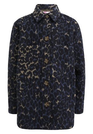 Chaqueta de manga larga con botones, estampado de leopardo en azul oscuro y beige, y dos grandes bolsillos frontales en el pecho.