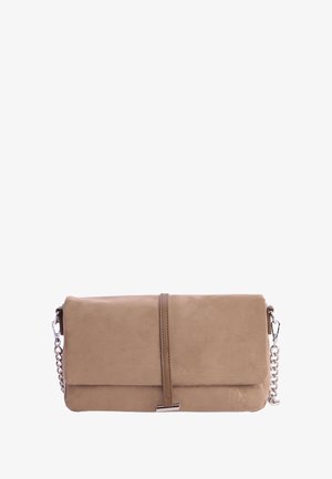 Bolso clutch en ante beige con un diseño de solapa, que cuenta con una correa de cuero y un asa de cadena plateada; estilo minimalista con líneas limpias.