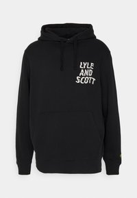 Sudadera negra con capucha y bolsillo frontal tipo canguro. Presenta el logo "LYLE AND SCOTT" en blanco, fabricada con un tejido suave y con puños acanalados.
