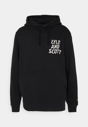 Sudadera negra con capucha y bolsillo frontal tipo canguro. Presenta el logo "LYLE AND SCOTT" en blanco, fabricada con un tejido suave y con puños acanalados.