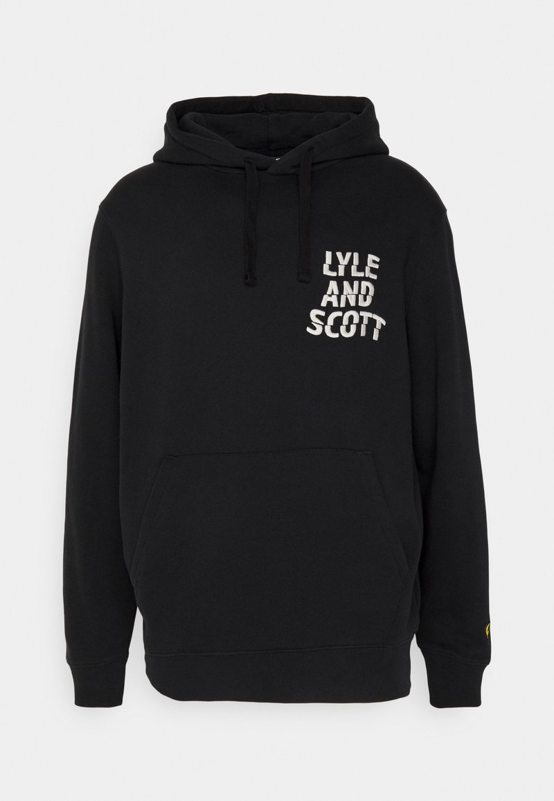 Sudadera negra con capucha y bolsillo frontal tipo canguro. Presenta el logo "LYLE AND SCOTT" en blanco, fabricada con un tejido suave y con puños acanalados.