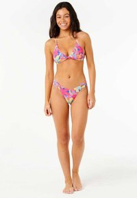 Kolorowy zestaw bikini z kwiatowym wzorem, składający się z trójkątnego biustonosza na cienkich ramiączkach oraz niskich majtek, wykonany z lekkiego, gładkiego materiału.