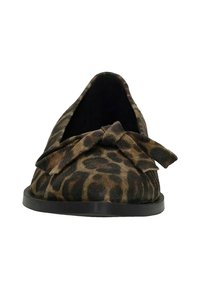 Leopardprint platte schoenen met een zachte stoftextuur, ronde neus en decoratieve strikdetail aan de voorkant. Zwarte zool.