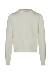 Pull en maille côtelée crème avec un col rabattu, des manches longues et une coupe courte. Présente une texture unie sans quincaillerie visible.