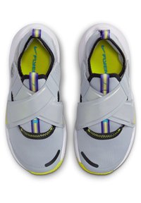 Chaussures de sport grises au design élégant, avec une bride brillante, des accents jaunes, un tissu texturé et un intérieur rembourré pour le confort.