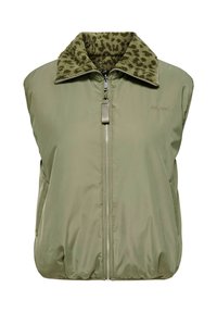 Olivengrønn ermeløs vest med glidelås foran og leopardmønstrete fleecekrage, med brodering "EST. 1995" på brystet.