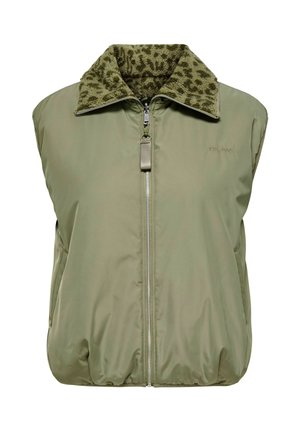 Olivengrønn ermeløs vest med glidelås foran og leopardmønstrete fleecekrage, med brodering "EST. 1995" på brystet.