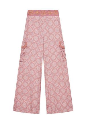 Pantalones de pierna ancha en tela de color rosa claro con un patrón geométrico y una cintura decorativa con detalles. Incluye bolsillos laterales.