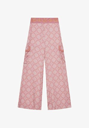 Pantalones de pierna ancha en tela de color rosa claro con un patrón geométrico y una cintura decorativa con detalles. Incluye bolsillos laterales.