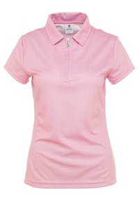 Vaaleanpunainen poolopaita, jossa on lyhyt vetoketjukaulus, lyhyet hihat ja teksturoitu kangas. Kauluksessa on brändin tiedot sisältävä tarran.