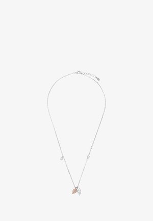 Srebrny naszyjnik łańcuszkowy z dwoma zawieszkami w kształcie liści, z których jedna ma różowe złote wykończenie. Zawiera małe koraliki wzdłuż łańcuszka.