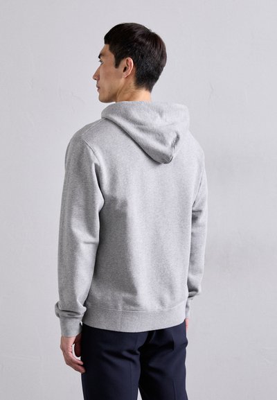 Haut de sweatshirt en coton gris avec une capuche à cordon de serrage, des poignets et un ourlet côtelés. Présente une coupe décontractée et une texture douce, vu de l'arrière.
