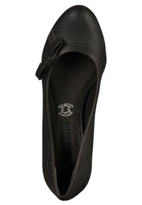 Chaussure en cuir noir avec une surface texturée, un bout arrondi, un nœud décoratif sur le côté gauche et un intérieur lisse avec un logo.