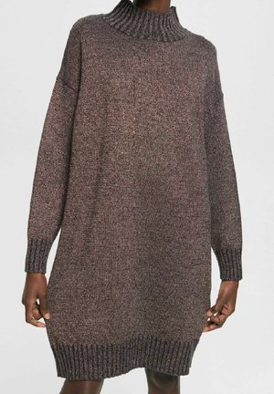 Dunkelbraunes meliertes Strickkleid mit geripptem Stehkragen, Bündchen und Saum, getragen von einer Person vor einem einfarbigen hellen Hintergrund.