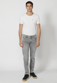 Koroshi STRETCH  - Pieguloša piegriezuma džinsi - denim gris   grey denim
