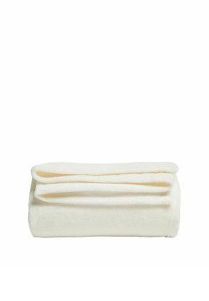 Weiche, gefaltete, cremefarbene Fleece-Decke mit glatter Textur auf weißem Hintergrund.