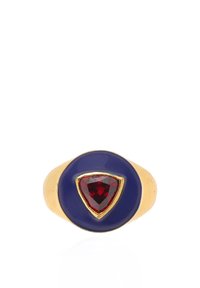 Bague en or avec un gemstone rouge profond en forme de triangle serti dans un anneau en émail bleu, avec une finition lisse et brillante.