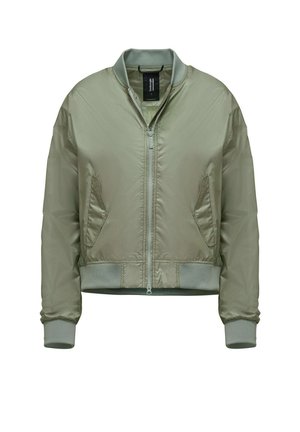 Giacca bomber verde chiaro realizzata in un materiale liscio e lucido. Presenta polsini e orlo a costine, due tasche laterali e una cerniera frontale.