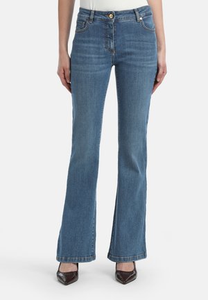 Uitgebrede blauwe denim jeans met een standaard ontwerp met vijf zakken, lichte wassing, contrasterende stiksels en een knopen sluiting in de taille.
