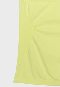 Top jaune sans manches avec détail en tissu froncé et texture côtelée sur le panneau latéral.
