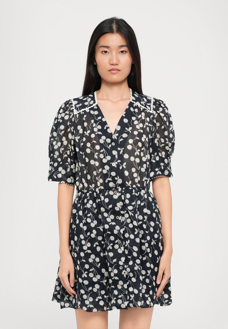 Rochie de marină cu model de flori de cireș albe, mâneci pufoase scurte, decolteu în V, închidere cu nasturi pe față și talie adunată.