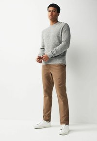 Next SLIM FIT TEXTURED - Vászonnadrágok - tan brown
