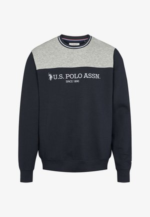 Marineblauwe sweater met een grijs schouderpaneel, witte tekst "U.S. POLO ASSN." en "SINCE 1890." Voorzien van geribbelde hals en manchetten, zachte stoftextuur.