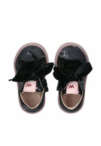 Zwarte gepatineerde leren sneakers met een roze accent en sterpatroon, voorzien van grote zwarte fluwelen strikken, een ronde neus en een vetersluiting.