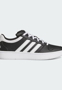 Čierne športové topánky s bielymi akcentmi, s hladkým koženým a sieťovaným zvrškom, bielymi šnúrkami a textúrovanou bielou gumovou podrážkou.