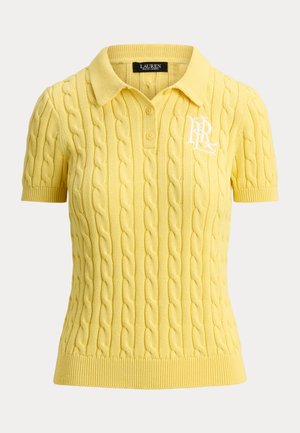 Sárga, rövid ujjú, kábelmintás kötött galléros póló, két gombbal, bordázott szegéllyel, és a bal mellkason fehér hímzett „RL” logóval.