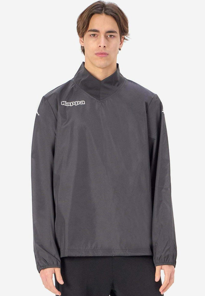 Giacca nera leggera con colletto alto, polsini elasticizzati e logo sul petto. Design semplice con una texture liscia e resistente all'acqua.