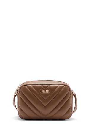 Braune Kunstleder-Handtasche mit einem Chevron-gequilten Design, ausgestattet mit einem goldfarbenen 'LIUJO'-Logo und einem verstellbaren Tragegurt. Kompakte rechteckige Form.