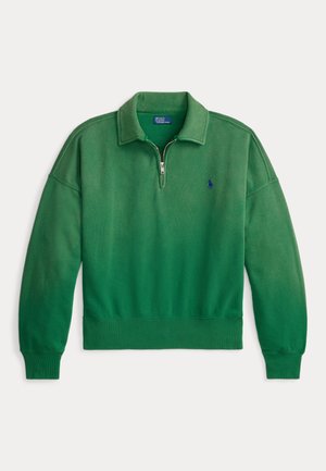 Zielony pulower z długim rękawem, z kołnierzem na zamek do ćwiartki i prążkowanymi mankietami, z małym niebieskim haftowanym logo na lewej piersi.