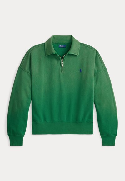 Pull-over vert à manches longues avec col à fermeture éclair quart et poignets côtelés, avec petit logo brodé bleu sur la poitrine gauche.