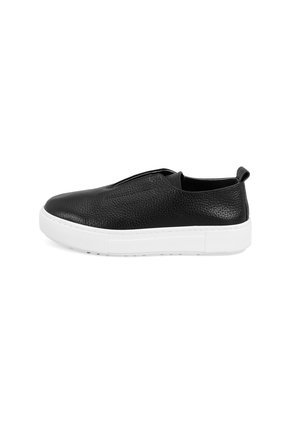 Zwarte leren instapsneakers met een textuur, witte rubberen zool, gladde ronde neus en een aantrekloop aan de hiel.
