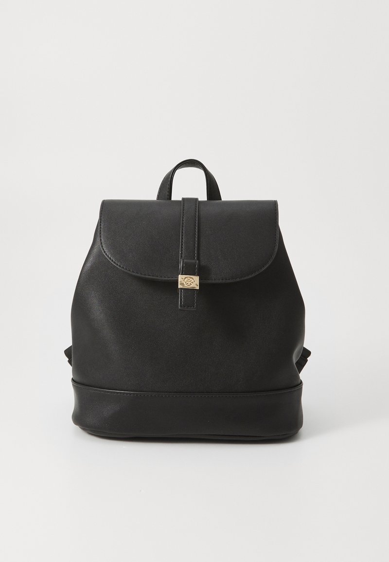 Mustassa nahkabackpackissa on pyöreä kansi, kultainen kiinnitys ja säädettävät olkahihnat. Siisti pinta, minimalistinen muotoilu.
