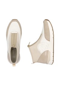 Chaussures beiges montantes avec fermeture éclair, dotées de sections perforées, de panneaux lisses et texturés, et d'une semelle en caoutchouc blanche.