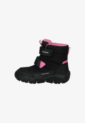 Botas Geox negras con acentos rosas, que cuentan con dos correas de velcro, un tobillo acolchado y una suela de goma duradera con un patrón de relieve texturizado.
