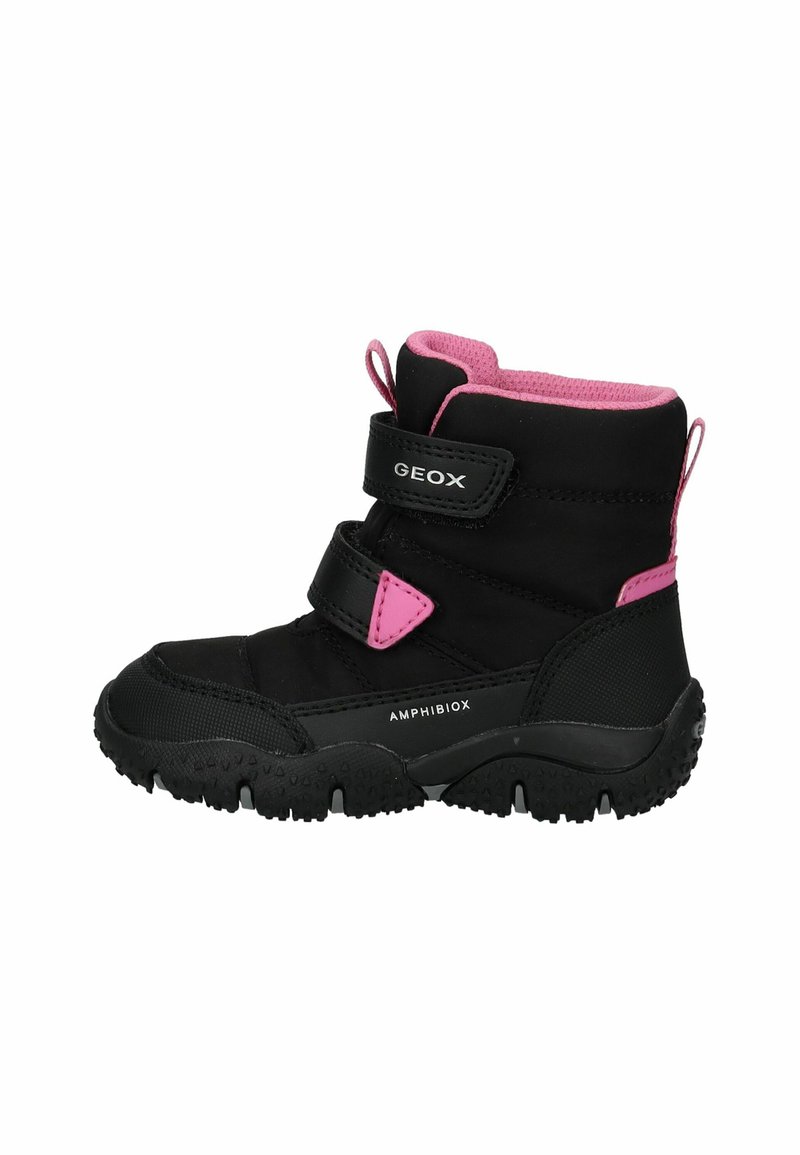 Sorte Geox støvler med pink detaljer, prydet med to velcro remme, en polstret ankel og en slidstærk gummisål med et struktureret dækmønster.