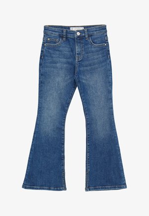 Jean évasé bleu en denim, avec une taille mi-haute, des poches avant et des coutures minimalistes le long des coutures.