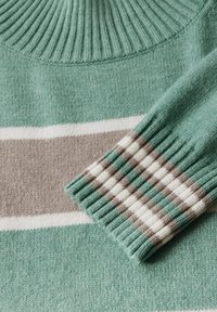 Minzgrüner Pullover mit geripptem Kragen und Bündchen. Mit horizontalen Streifen in Weiß und Hellbraun. Weicher, strukturierter Stoff.