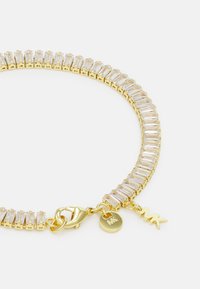 Bracciale dorato con una fila di pietre rettangolari trasparenti, chiusura sicura e due charm con logo MK. Finitura liscia, design coerente.