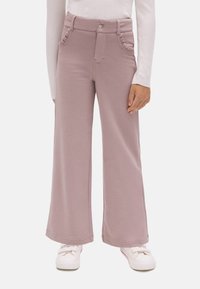 Pantalones de pierna ancha en un suave color malva, confeccionados en una tela blanda, que presentan bolsillos frontales con detalles de volantes y un cierre de botón en la cinturilla.