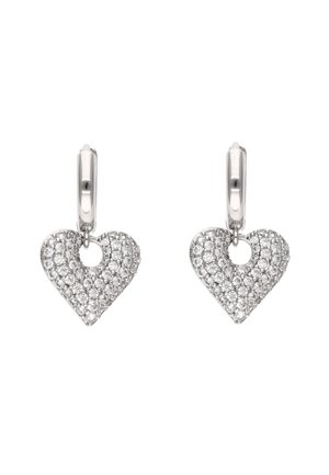 Stříbrné náušnice ve tvaru srdce zdobené malými průhlednými kamínky, s vyřezávaným středem a pevnou kruhovou sponou.