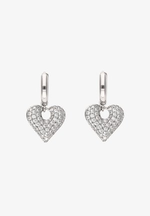 Cercei argintii în formă de inimă decorați cu pietre prețioase mici, transparente, având un centru decupat și o prindere sigură tip cerc.