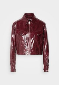 Krótkia bordowa skórzana kurtka o błyszczącym wykończeniu, z ostrym kołnierzem, przednim zamkiem błyskawicznym i dwoma kieszeniami na piersi zapinanymi na zatrzaski.