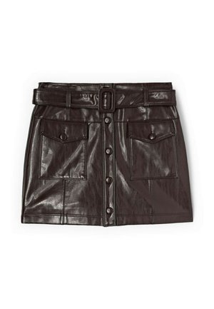 Černá minisukně z umělé kůže s předním zapínáním na knoflíky, dvěma kapsami na knoflíky, poutky na pásek a odpovídajícím pásem s obdélníkovou sponou.