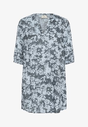 Gėlių raštų bliuska pilkos ir šviesiai mėlynos spalvos, su V-juostele, ¾ ilgiais rankovėmis ir laisvu siluetu, surinktomis rankovių galais. Lengvas audinys.