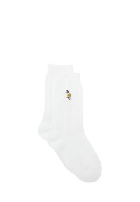 Calze di cotone bianche con un design a costine testurizzato, caratterizzate da un piccolo fiore ricamato giallo e viola.